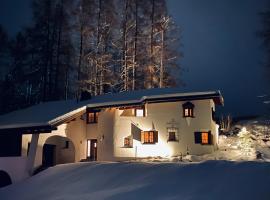 Chalet Chesa Surlej, Davos、ダボスのコテージ