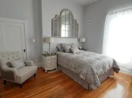 Queens Chamber w King Heavenly Bed at Nottingham Place in Wise