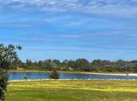 Driftwood Townhouse - Waterfront-Central Location, villa em Lakes Entrance