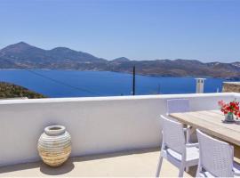 Traditional Cycladic House, holiday home in Tripití