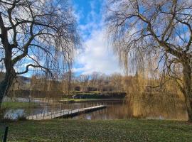 Le Salmoyard, studio au bord du lac à Vielsalm, alojamento na praia em Vielsalm