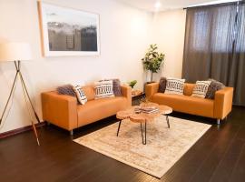 Airy & Tidy 2BR Apt with Free Covered Garage Parking - Central Modern, apartment in Chicago
