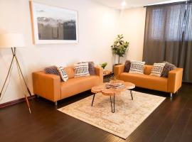 2BR Airy & Tidy Apt with Free Covered Parking - Central Modern, hotel di Chicago