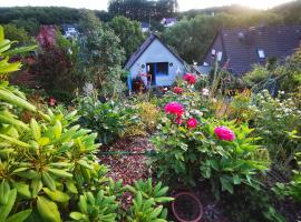 Ferienhaus mit riesen Garten, drei Terrassen, toller Aussicht am Waldrand, auch als Monteur-Wohnung, apartemen di Hemer