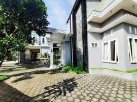 Villa Monesa Tretes, guest house in Pasuruan