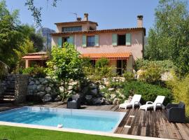 Villa de 4 chambres avec piscine privee jardin clos et wifi a La Gaude, atostogų namelis mieste La Godas