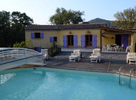 Villa de 4 chambres avec piscine privee jardin amenage et wifi a La Mole, hotel en La Môle