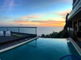 Spacious house with sea view in Caniço + private pool