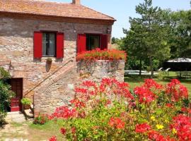 2 bedrooms house with shared pool enclosed garden and wifi at Trequanda, hotel in Trequanda