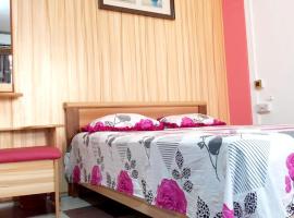 Modern apartment with balcony and mountain view in Souillac, hotel v mestu Souillac