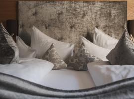 Garni Hotel Platzer, hotel v destinaci Burgusio