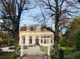 Tiny house in tuin van de statige villa Mariahof, hotel in Dordrecht