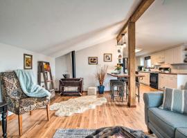 Lovely Barn Loft with Mountain Views on Horse Estate, hotell i Fort Collins