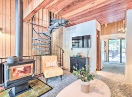 Pinecrest Retreat with Fireplace!, vacation home in Pinecrest