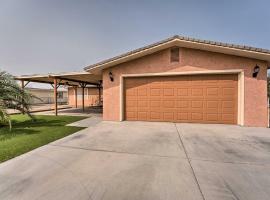 Updated Family Home - 2 Blocks to Colorado River!, hytte i Bullhead City