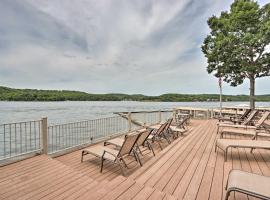 Modern Condo with Screened Balcony and Views!, apartment in Osage Beach