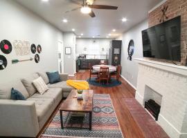 The Good Vibes House in Chickasha, OK!, hotel with parking in Chickasha