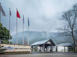 Howard Johnson Huashuiwan Hot Springs Resort Chengdu โรงแรมในDayi