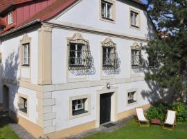 Haus Irblingweg, готель з парковкою у місті Stiefern