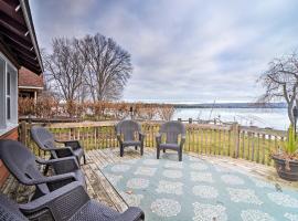 Pickerel Lake Retreat with Grill, 15 Mi to Ski!, hotell i Petoskey