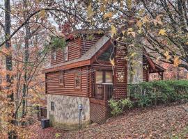 Cozy Family Cabin with Hot Tub about 4 Mi to Dollywood!, Villa in Sevierville