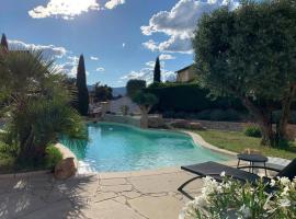 Villa des Oliviers avec piscine, cheap hotel in Chassagny