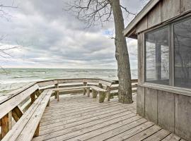 Lake Michigan Waterfront Home 1 Mile to Downtown!, puhkemajutus sihtkohas Douglas