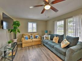 Luxe Cozy Crab Shack with Porch in Indian Beach!, holiday home in Atlantic Beach