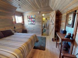 Canyonlands Barn Cabin with Loft, Full Kitchen, Dining Area for Large Groups, Hotel mit Parkplatz in Verdure