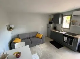 Appartement à cavalaire dans un domaine privé au rez-de-jardin