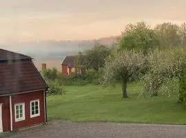 Herrgårdsflygel mitt i Sörmland