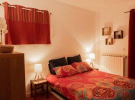 Gites de la Lurette - agréable T2 indépendant dans cadre calme et verdoyant, cheap hotel in Cazilhac