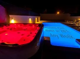 villa Aqua-Jacuzzi-heatable pool-sauna-gym-snooker
