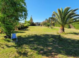 Parcela de 3 hectáreas con orilla de Lago โรงแรมที่มีที่จอดรถในLas Cabras