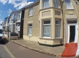 Flat - Sleeps 6 & on street parking