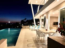 VillaCasaBella Ocean View-Private Pool-Up to 12 Guests, hotel en Willibrordus