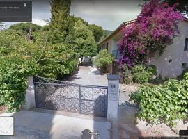 Appartement classé 3 étoiles au 1er étage d'une maison avec jardin dans un quartier calme, hotel near La Mole Airport - LTT, 