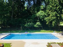 Ravenswood Pool House, hotel with parking in Sawyer