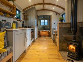 Monkwood Shepherds Hut - Ockeridge Rural Retreats, hotel din apropiere 
 de Oliver's Mount, Worcester