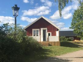 Nice holiday house at horse farm with lake and sauna, hotell i Hölö