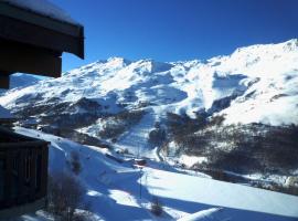 Les Menuires skis aux pieds: Les Menuires şehrinde bir otel