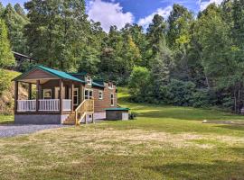 Quaint Mtn Cabin Tiny Living Near Big Adventure, hotel a Brevard