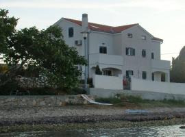 Apartments Azur - 10 m from sea, bolig ved stranden i Ilovik
