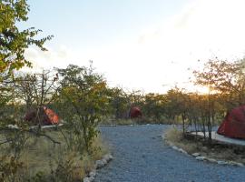 Etosha Village Campsite, hotel en Okaukuejo