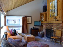Remodeled 2 Bedroom East Vail Condo 6G with Hot Tub Market Free Shuttle, hotell sihtkohas Vail