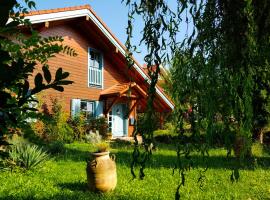 Malerisches Holzhaus "Coco" mit Kamin, Sauna und eigenem Garten: Kleinfischlingen şehrinde bir otoparklı otel