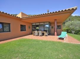 Fornells de la Selva Villa Sleeps 8 with Pool and WiFi, hotel i Fornells de la Selva