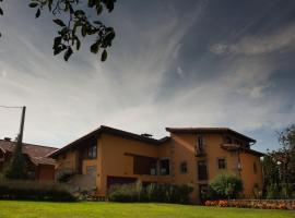 Apartamentos Rurales La Casa Vieja De Silió – hotel w mieście Silió