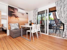 FantaSea Mobile Home Porton Biondi，位于罗维尼的酒店