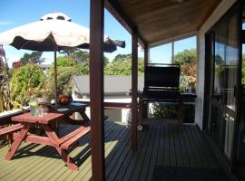 Relax at Pauanui - Pauanui Holiday Home: Pauanui şehrinde bir kiralık sahil evi